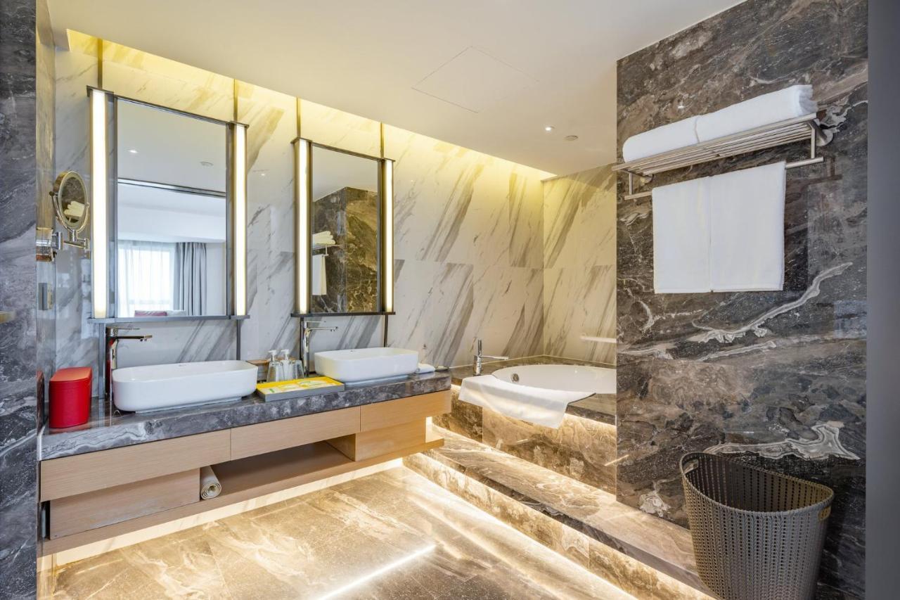 Holiday Inn Shanghai Huaxia By Ihg - Overlooking City Scenery At Sky View Restaurant المظهر الخارجي الصورة