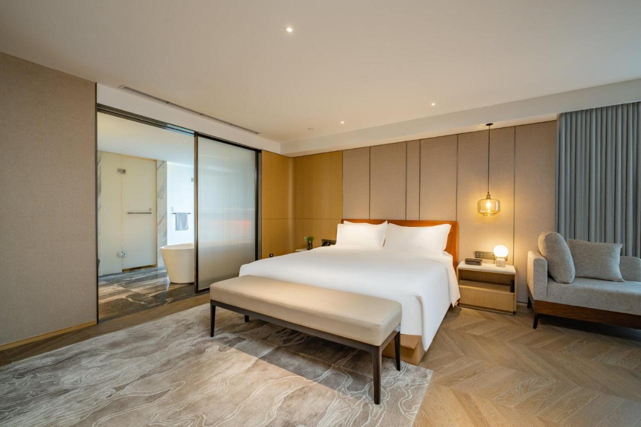 Holiday Inn Shanghai Huaxia By Ihg - Overlooking City Scenery At Sky View Restaurant المظهر الخارجي الصورة