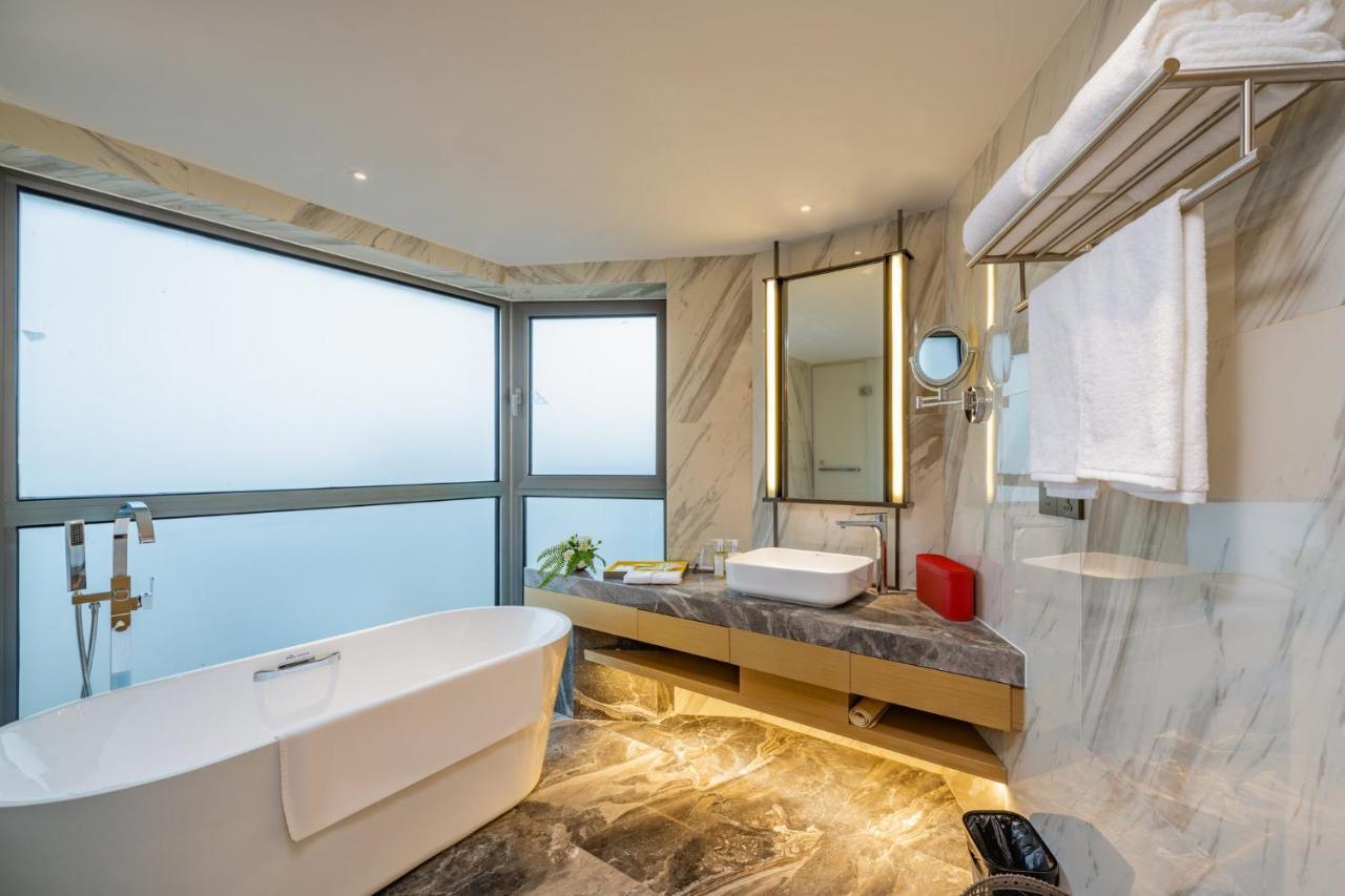 Holiday Inn Shanghai Huaxia By Ihg - Overlooking City Scenery At Sky View Restaurant المظهر الخارجي الصورة