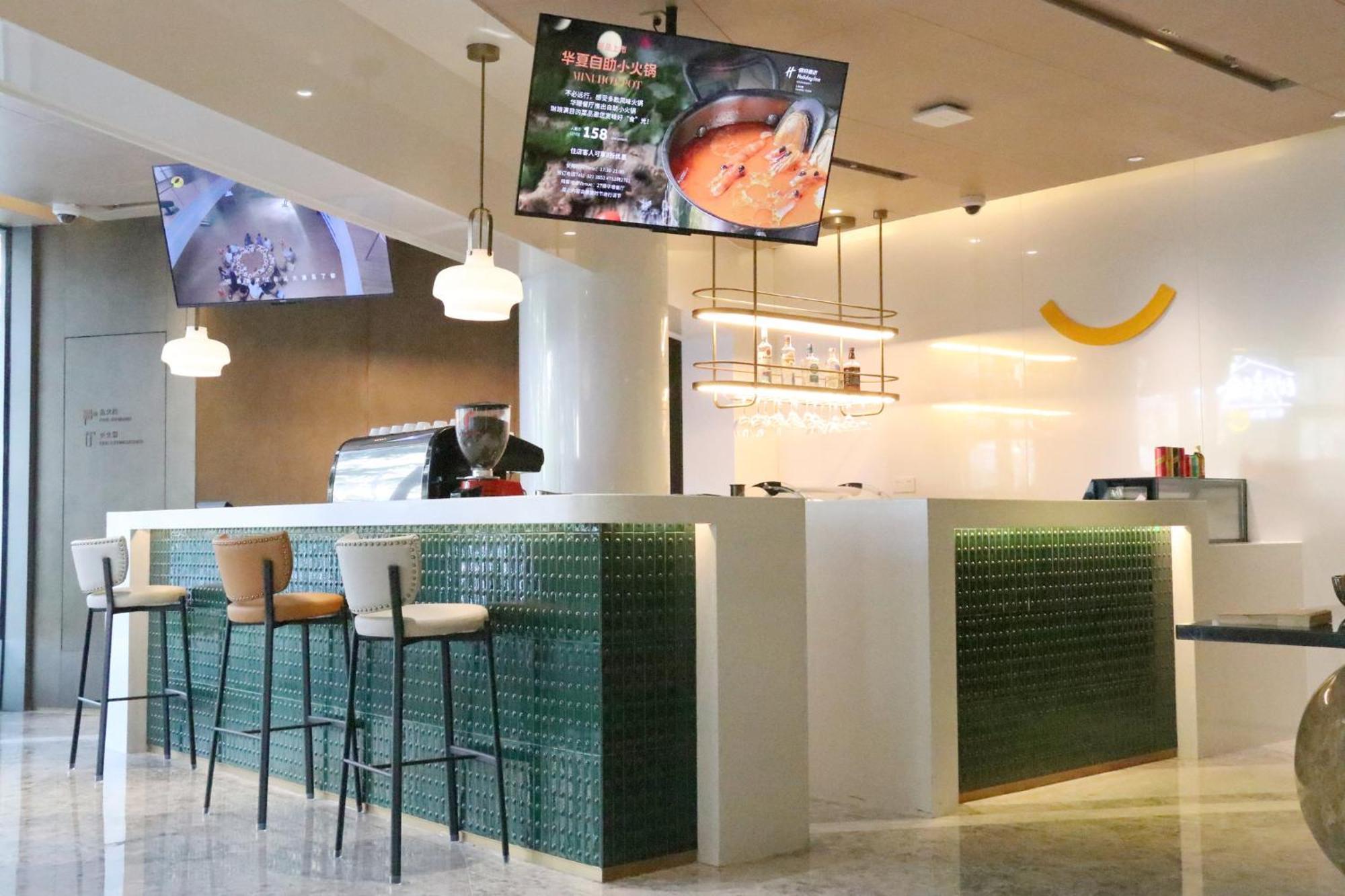 Holiday Inn Shanghai Huaxia By Ihg - Overlooking City Scenery At Sky View Restaurant المظهر الخارجي الصورة