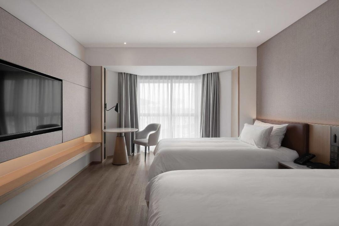 Holiday Inn Shanghai Huaxia By Ihg - Overlooking City Scenery At Sky View Restaurant المظهر الخارجي الصورة