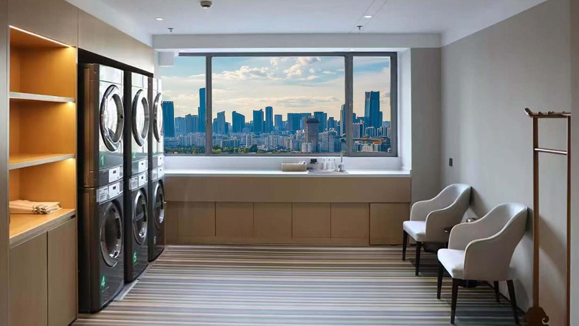 Holiday Inn Shanghai Huaxia By Ihg - Overlooking City Scenery At Sky View Restaurant المظهر الخارجي الصورة
