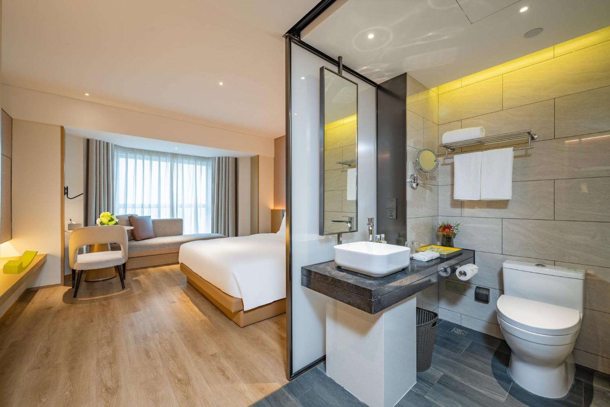 Holiday Inn Shanghai Huaxia By Ihg - Overlooking City Scenery At Sky View Restaurant المظهر الخارجي الصورة
